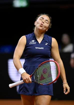 Jasmine Paolini ITA disappointed Tennis Ladies Porsche Cup Porsche Tennis Grand Prix GP Stuttgart 2025 Porsche Arena 17 04 2024 DFL REGULATIONS PROHIBIT ANY USE OF PHOTOGRAPHS AS IMAGE SEQUENCES AND OR QUASI VIDEO Tennis Ladies Porsche Cup Porsche Tennis Grand Prix GP Stuttgart 2025
