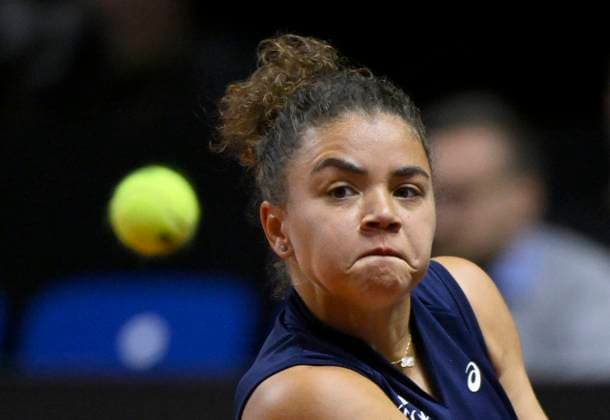 Jasmine Paolini ITA Action Tennis Ladies Porsche Cup Porsche Tennis Grand Prix GP Stuttgart 2025 Porsche Arena 17 04 2024 DFL REGULATIONS PROHIBIT ANY USE OF PHOTOGRAPHS AS IMAGE SEQUENCES AND OR QUASI VIDEO Tennis Ladies Porsche Cup Porsche Tennis Grand Prix GP Stuttgart 2025