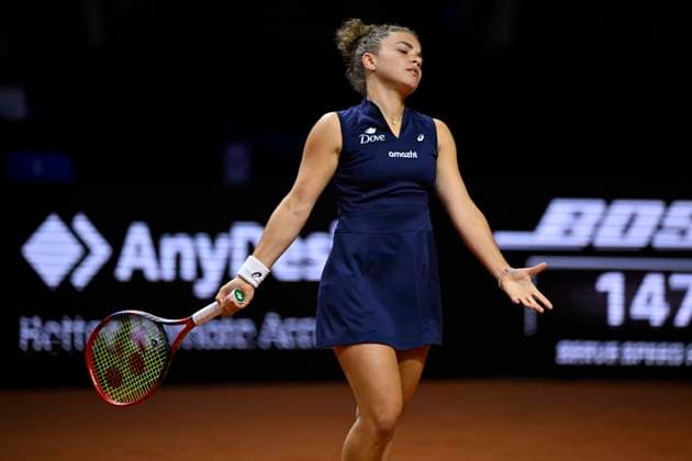 Jasmine Paolini ITA disappointed Tennis Ladies Porsche Cup Porsche Tennis Grand Prix GP Stuttgart 2025 Porsche Arena 17 04 2024 DFL REGULATIONS PROHIBIT ANY USE OF PHOTOGRAPHS AS IMAGE SEQUENCES AND OR QUASI VIDEO Tennis Ladies Porsche Cup Porsche Tennis Grand Prix GP Stuttgart 2025