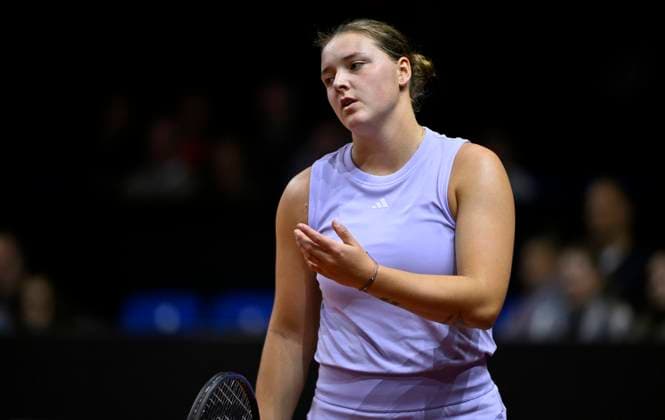 Jule Niemeier GER disappointed Gesture Gesture Tennis Ladies Porsche Cup Porsche Tennis Grand Prix GP Stuttgart 2025 Porsche Arena 17 04 2024 DFL REGULATIONS PROHIBIT ANY USE OF PHOTOGRAPHS AS IMAGE SEQUENCES AND OR QUASI VIDEO Tennis Ladies Porsche Cup Porsche Tennis Grand Prix GP Stuttgart 2025