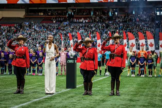 Football, Women, Opening match of the NSL in Canada