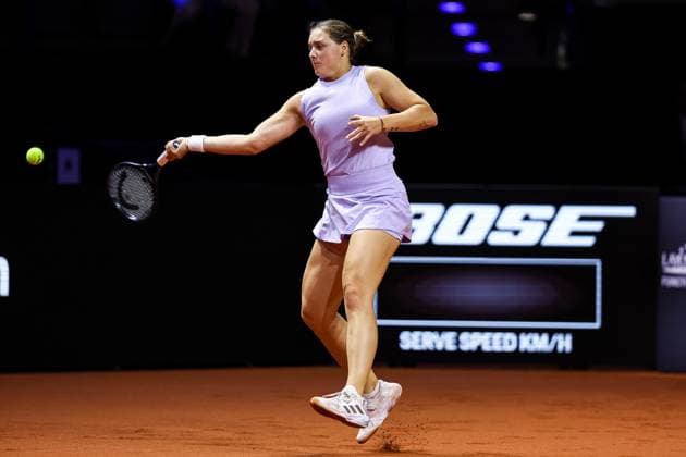in the picture Jule Niemeier Jule Niemeier GER vs Jasmine Paolini ITA GER, Porsche Tennis Grand Prix GP Stuttgart 2025, WTA500, 17 04 2025 GER, Porsche Tennis Grand Prix GP Stuttgart 2025, WTA500, 17 04 2025 Stuttgart Copyright: xEibner-Pressefoto RogerxBuerkex EP