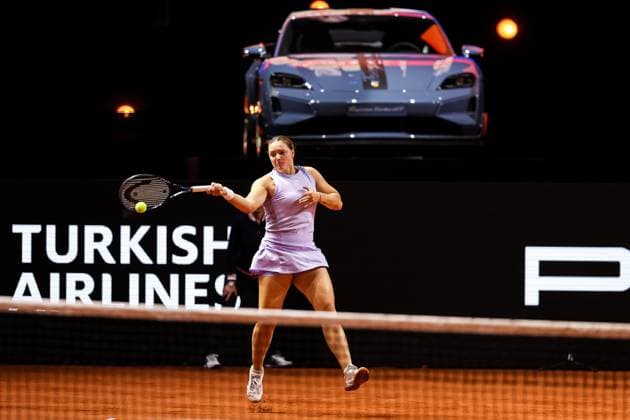 in the picture Jule Niemeier Jule Niemeier GER vs Jasmine Paolini ITA GER, Porsche Tennis Grand Prix GP Stuttgart 2025, WTA500, 17 04 2025 GER, Porsche Tennis Grand Prix GP Stuttgart 2025, WTA500, 17 04 2025 Stuttgart Copyright: xEibner-Pressefoto RogerxBuerkex EP