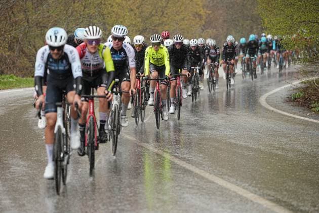 The pack rides cycles during the Giro d™Abruzzo, stage 3 from San Demetrio ne Vestini to Roccaraso (Aremogna) (160 km) - Abruzzo - Thursday, April 17, 2025. - cycling .  Copyright: xMarcoxAlpozzi LaPressex