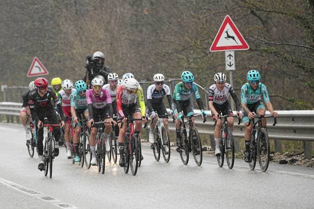 The pack rides cycles during the Giro d™Abruzzo, stage 3 from San Demetrio ne Vestini to Roccaraso (Aremogna) (160 km) - Abruzzo - Thursday, April 17, 2025. - cycling .  Copyright: xMarcoxAlpozzi LaPressex