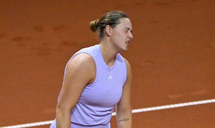 Jule Niemeier GER disappointed Gesture Gesture Tennis Ladies Porsche Cup Porsche Tennis Grand Prix GP Stuttgart 2025 Porsche Arena 17 04 2024 DFL REGULATIONS PROHIBIT ANY USE OF PHOTOGRAPHS AS IMAGE SEQUENCES AND OR QUASI VIDEO Tennis Ladies Porsche Cup Porsche Tennis Grand Prix GP Stuttgart 2025