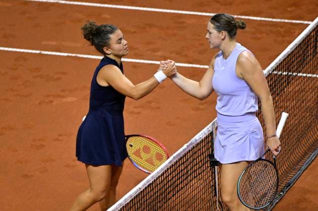 Jule Niemeier GER congratulates Jasmine Paolini ITA on winning the match Gesture Gesture Tennis Womens Porsche Cup Porsche Tennis Grand Prix GP Stuttgart 2025 Porsche Arena 17 04 2024 DFL REGULATES PROHIBIT ANY USE OF PHOTOGRAPHS AS IMAGE SEQUENCES AND OR QUASI VIDEO Tennis Womens Porsche Cup Porsche Tennis Grand Prix GP Stuttgart 2025