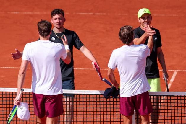 Behind the net, Justin Engel yellow cap and Max Rehberg congratulate the winner Jakob Schnaitter, Mark Wallner, Men doubles, Men s Doubles Tennis BMW Open 2025 ATP 500 MTTC Iphitos Munich Germany April 17, 2025 Copyright: xJuergenxHasenkopfx