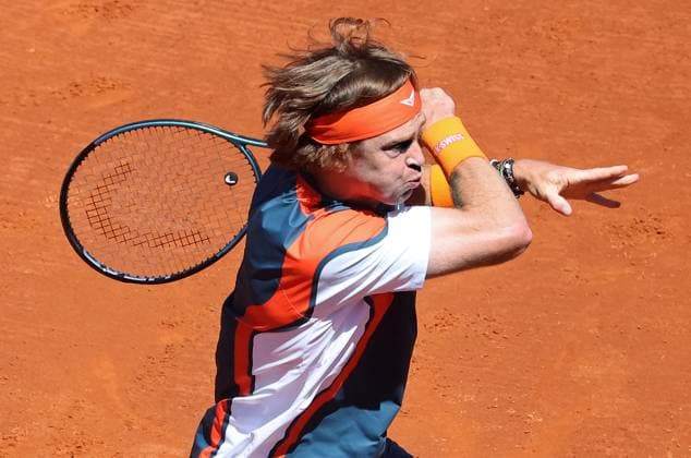Barcelona Open Banc Sabadell 2025 - Day Four Andrey Rublev plays during the match against Alejandro Davidovich Fokina in the round of 16 (Day Four) of the Barcelona Open Banc Sabadell, 72nd Conde de Godo Trophy, at the Real Club Tennis Barcelona 1899, in Barcelona, Spain, on April 17, 2025. Barcelona Barcelona Spain  Copyright: xUrbanandsportx originalFilename:urbanandsport-davidovi250417_npqij.jpg