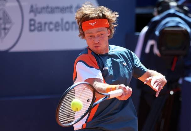 Barcelona Open Banc Sabadell 2025 - Day Four Andrey Rublev plays during the match against Alejandro Davidovich Fokina in the round of 16 (Day Four) of the Barcelona Open Banc Sabadell, 72nd Conde de Godo Trophy, at the Real Club Tennis Barcelona 1899, in Barcelona, Spain, on April 17, 2025. Barcelona Barcelona Spain  Copyright: xUrbanandsportx originalFilename:urbanandsport-davidovi250417_npI6V.jpg