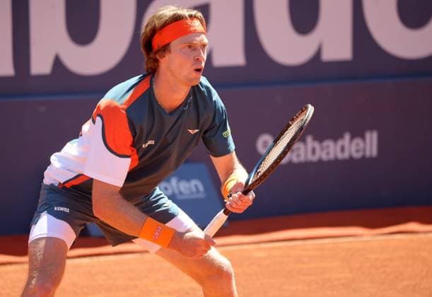 Barcelona Open Banc Sabadell 2025 - Day Four Andrey Rublev plays during the match against Alejandro Davidovich Fokina in the round of 16 (Day Four) of the Barcelona Open Banc Sabadell, 72nd Conde de Godo Trophy, at the Real Club Tennis Barcelona 1899, in Barcelona, Spain, on April 17, 2025. Barcelona Barcelona Spain  Copyright: xUrbanandsportx originalFilename:urbanandsport-davidovi250417_npvoa.jpg
