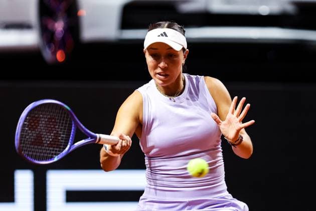 in the picture Jessica Pegula USA Magdalena Frech POL vs Jessica Pegula USA GER, Porsche Tennis Grand Prix GP Stuttgart 2025, WTA500, 17 04 2025 GER, Porsche Tennis Grand Prix GP Stuttgart 2025, WTA500, 17 04 2025 Stuttgart Copyright: xEibner-Pressefoto RogerxBuerkex EP