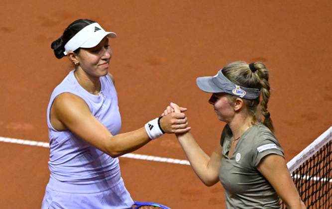 Magdalena Frech POL congratulates Jessica Pegula USA on winning the match Gesture Gesture Tennis Womens Porsche Cup Porsche Tennis Grand Prix GP Stuttgart 2025 Porsche Arena 17 04 2024 DFL REGULATES PROHIBIT ANY USE OF PHOTOGRAPHS AS IMAGE SEQUENCES AND OR QUASI VIDEO Tennis Womens Porsche Cup Porsche Tennis Grand Prix GP Stuttgart 2025
