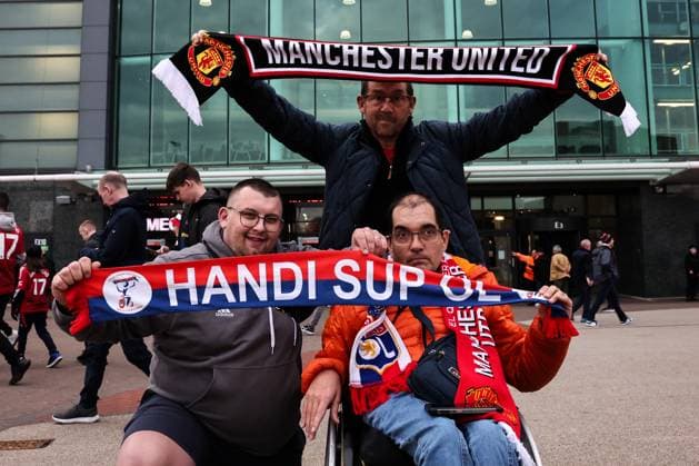 UEFA Europa League Quarter-finals Manchester United, ManU v Lyon Manchester United fans ahead of the UEFA Europa League Quarter-finals match Manchester United vs Lyon at Old Trafford, Manchester, United Kingdom, 17th April 2025 (Photo by Mark Cosgrove News Images) Manchester Old Trafford Greater Manchester United Kingdom Copyright: xMarkxCosgrove NewsxImagesx