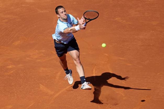 Barcelona Open Banc Sabadell 2025 - Day Four Laslo Djere plays during the match against Carlos Alcaraz in the round of 16 (Day Four) of the Barcelona Open Banc Sabadell, 72nd Conde de Godo Trophy, at the Real Club Tennis Barcelona 1899, in Barcelona, Spain, on April 17, 2025. Barcelona Spain  Copyright: xUrbanandsportx originalFilename:urbanandsport-alcarazv250417_np2Ix.jpg