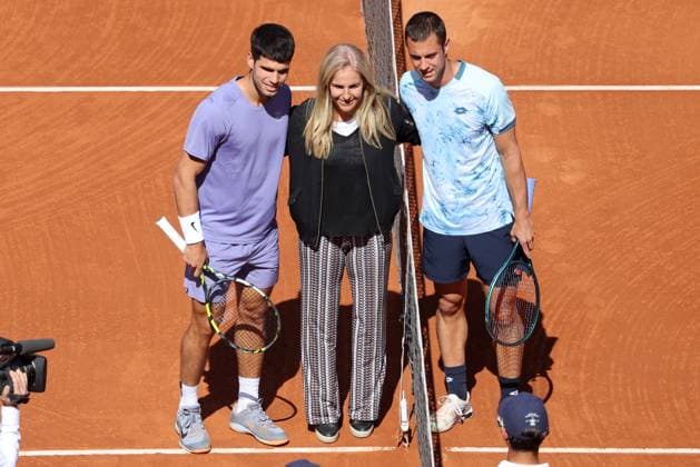 Barcelona Open Banc Sabadell 2025 - Day Four Former tennis player Arantxa Sanchez Vicario draws for the match between Carlos Alcaraz and Laslo Djere, corresponding to the round of 16 (Day Fourth) of the Barcelona Open Banc Sabadell, 72nd Conde de Godo Trophy, at the Real Club Tennis Barcelona 1899, in Barcelona, Spain, on April 17, 2025. Barcelona Spain  Copyright: xUrbanandsportx originalFilename:urbanandsport-alcarazv250417_npVCw.jpg