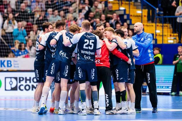 The team of TBV Lemgo Lippe cheers after 41 29 victory GER, TBV Lemgo Lippe vs Handball Sport Verein Hamburg, Handball, 1 Bundesliga, 26 Matchday, Season 2024 2025, 17 04 2025 GER, TBV Lemgo Lippe vs Handball Sport Verein Hamburg, Handball, 1 Bundesliga, 26 Matchday, Season 2024 2025, 17 04 2025 Lemgo Copyright: xEibner-Pressefoto JanxRollingerx EP_JSK
