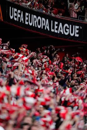 Sport Bilder des Tages Athletic Bilbao fans enjoy the pre-match atmosphere Athletic Bilbao v Rangers, UEFA Europa League, Quarter Final, First Leg, Football, Estadio de San Mams, Bilbao, Spain - 17 Apr 2025 EDITORIAL USE ONLY No use with unauthorised audio, video, data, fixture lists, club league logos or live services. Online in-match use limited to 120 images, no video emulation. No use in betting, games or single club league player publications. Copyright: xGokhanxTaner Shutterstockx 15253954bl