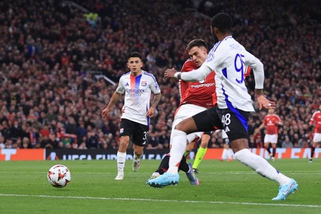 Manchester United gegen Olympique Lyonnais 17. April 2025 UEFA Europa League Viertelfinale 2. Spiel Manchester United gegen Olympique Lyonnais Manuel Ugarte von Manchester United erzielt den Führungstreffer Foto Simon Stacpoole Abseits Manchester UK  Copyright: xSimonxStacpoolexOffside
