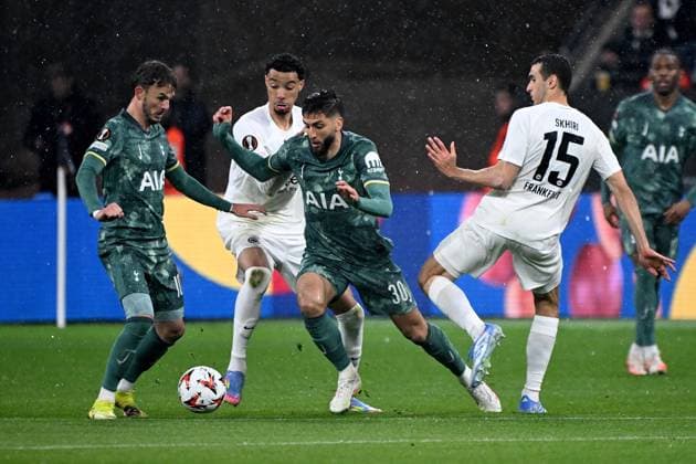 17 04 2025, xjhx, Football UEFA Europa League, Eintracht Frankfurt Tottenham Hotspur v l Hugo Ekitike Eintracht Frankfurt James Maddison of Tottenham Hotspur Rodrigo Bentancur of Tottenham Hotspur Ellyes Skhiri Eintracht Frankfurt Zweikampf, Aktion, action, battle for the ball DFL DFB REGULATIONS PROHIBIT ANY USE OF PHOTOGRAPHS as IMAGE SEQUENCES and or QUASI VIDEO Frankfurt am Main