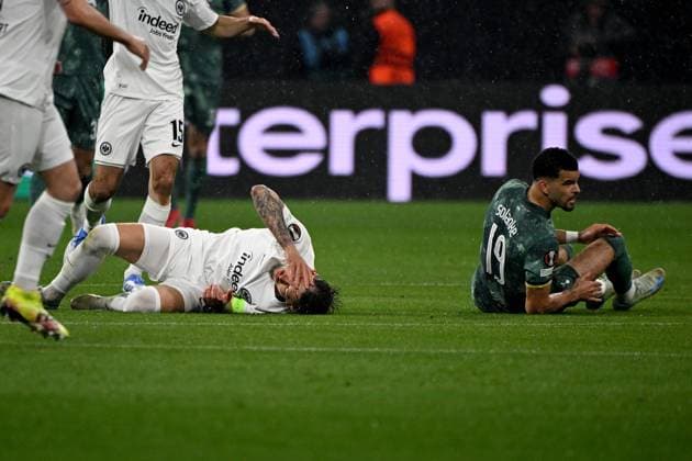 17 04 2025, xjhx, Football UEFA Europa League, Eintracht Frankfurt Tottenham Hotspur v l Robin Koch Eintracht Frankfurt injured, injury, pain, pain Dominic Solanke of Tottenham Hotspur DFL DFB REGULATIONS PROHIBIT ANY USE OF PHOTOGRAPHS as IMAGE SEQUENCES and or QUASI VIDEO Frankfurt am Main