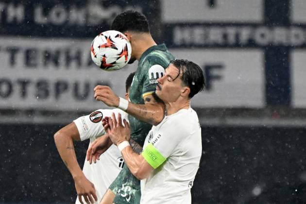 17 04 2025, xjhx, Football UEFA Europa League, Eintracht Frankfurt Tottenham Hotspur v l Robin Koch Eintracht Frankfurt Dominic Solanke of Tottenham Hotspur Zweikampf, Aktion, action, battle for the ball DFL DFB REGULATIONS PROHIBIT ANY USE OF PHOTOGRAPHS as IMAGE SEQUENCES and or QUASI VIDEO Frankfurt am Main