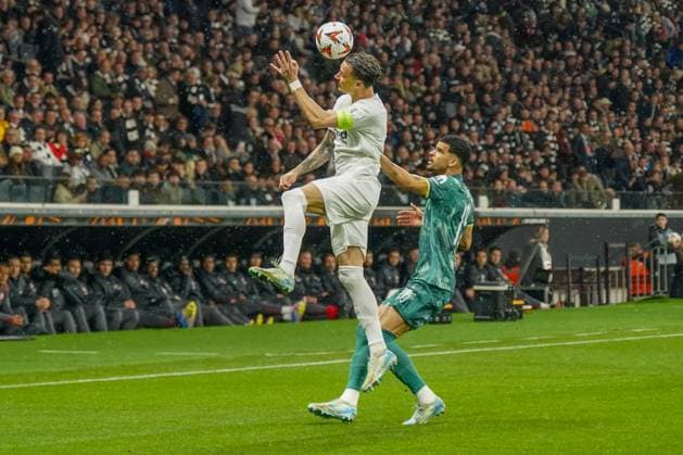 Football UEFA Europa League 2024 2025, quarter-final second leg Eintracht Frankfurt vs Tottenham Hotspur Deutsche Bank Park Frankfurt Robin Koch Eintracht Frankfurt, 4 and Dominic Solanke Tottenham Hotspur, 19 in a duel Copyright: xJOERANxSTEINSIEKx