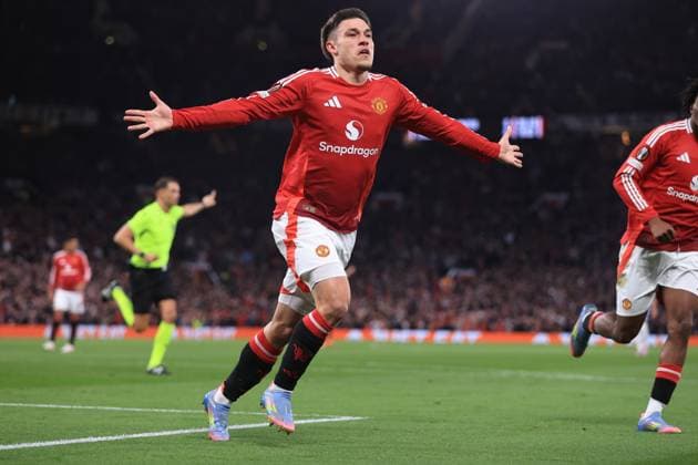 Manchester United gegen Olympique Lyonnais 17. April 2025 UEFA Europa League Viertelfinale 2. Spiel Manchester United gegen Olympique Lyonnais Manuel Ugarte von Manchester United jubelt nach dem Führungstreffer Foto Simon Stacpoole Abseits Manchester UK  Copyright: xSimonxStacpoolexOffside