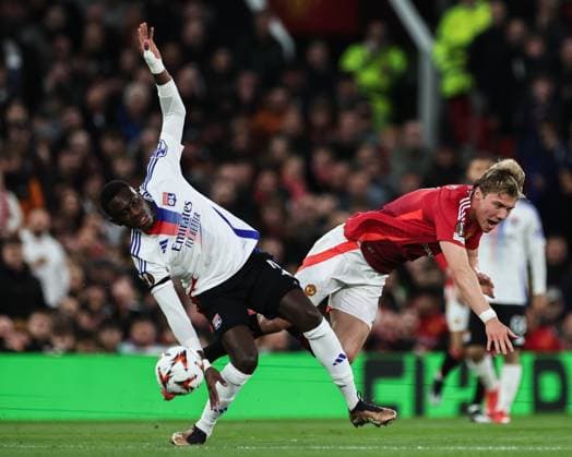 UEFA Europa League Quarter-finals Manchester United, ManU v Lyon Moussa NiakhatÃ of Lyon and Rasmus Hojlund of Manchester United clash during the UEFA Europa League Quarter-finals match Manchester United vs Lyon at Old Trafford, Manchester, United Kingdom, 17th April 2025 (Photo by Mark Cosgrove News Images) Manchester Old Trafford Greater Manchester United Kingdom Copyright: xMarkxCosgrove NewsxImagesx