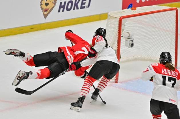L-R Laura Stacey (CAN) and Akane Hosoyamada (JPN) in action during the IIHF Women s World Championship, WM, Weltmeisterschaft quarterfinal match Canada vs Japan, in Ceske Budejovice, Czech Republic, on April 17, 2025. (CTKxPhoto VaclavxPancer) CTKPhotoP2025041708840  CTKPhotoP2025041708840