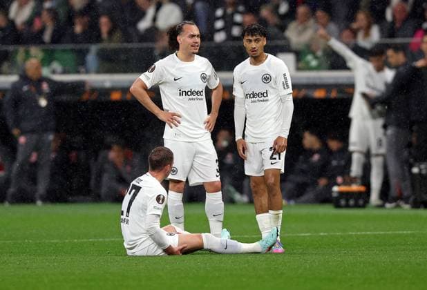 17 04 2025, xovx, Football UEFA Europa League, Eintracht Frankfurt Tottenham Hotspur v l Mario Götze EINTRACHT FRANKFURT , Injury, Arthur Theate EINTRACHT FRANKFURT , Nathaniel Brown EINTRACHT FRANKFURT DFL DFB REGULATIONS PROHIBIT ANY USE OF PHOTOGRAPHS as IMAGE SEQUENCES and or QUASI VIDEO emspor Frankfurt am Main
