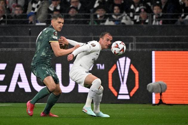 17 04 2025, xjhx, Football UEFA Europa League, Eintracht Frankfurt Tottenham Hotspur v l Micky van de Ven of Tottenham Hotspur Mario Götze Goetze Eintracht Frankfurt Zweikampf, Aktion, action, battle for the ball DFL DFB REGULATIONS PROHIBIT ANY USE OF PHOTOGRAPHS as IMAGE SEQUENCES and or QUASI VIDEO Frankfurt am Main