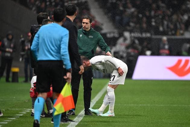 17 04 2025, xjhx, Football UEFA Europa League, Eintracht Frankfurt Tottenham Hotspur v l Coach Dino Toppmöller Toppmoeller Eintracht Frankfurt Fourth Official Referee Fabio Maresca Italy Mario Götze Goetze Eintracht Frankfurt injured, injury, pain, pain DFL DFB REGULATIONS PROHIBIT ANY USE OF PHOTOGRAPHS as IMAGE SEQUENCES and or QUASI VIDEO Frankfurt am Main