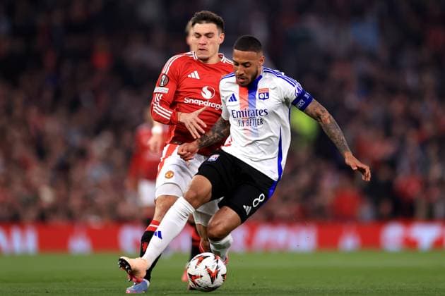 Manchester United gegen Olympique Lyonnais 17. April 2025 UEFA Europa League Viertelfinale 2. Spiel Manchester United gegen Olympique Lyonnais Corentin Tolisso von Olympique Lyonnais wird von Manuel Ugarte von Manchester United bedrängt Foto Simon Stacpoole Abseits Manchester UK  Copyright: xSimonxStacpoolexOffside