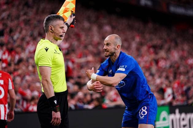 Vaclav Cerný of Rangers (R) appeals to assistant referee Davor Beljo (L) Athletic Bilbao v Rangers, UEFA Europa League, Quarter Final, First Leg, Football, Estadio de San Mams, Bilbao, Spain - 17 Apr 2025 EDITORIAL USE ONLY No use with unauthorised audio, video, data, fixture lists, club league logos or live services. Online in-match use limited to 120 images, no video emulation. No use in betting, games or single club league player publications. Copyright: xGokhanxTaner Shutterstockx 15253954bu