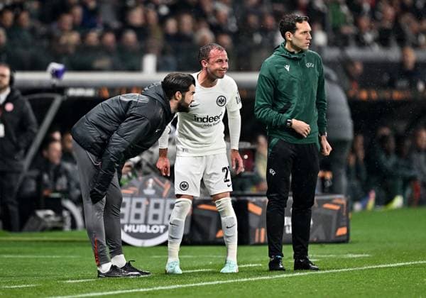 17 04 2025, xfux, Football UEFA Europa League, Eintracht Frankfurt Tottenham Hotspur v l Mario Götze Goetze Eintracht Frankfurt receive an injury, bursied, harried, hurt, injured, injury, trauma, disappointed, crestfallen, verletzt, Verletzung DFL DFB REGULATIONS PROHIBIT ANY USE OF PHOTOGRAPHS as IMAGE SEQUENCES and or QUASI VIDEO Frankfurt am Main