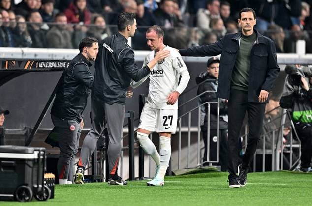 17 04 2025, xfux, Football UEFA Europa League, Eintracht Frankfurt Tottenham Hotspur v l Mario Götze Goetze Eintracht Frankfurt receive an injury, bursied, harried, hurt, injured, injury, trauma, disappointed, crestfallen, verletzt, Verletzung, Trainer Dino Toppmöller Toppmoeller Eintracht Frankfurt DFL DFB REGULATIONS PROHIBIT ANY USE OF PHOTOGRAPHS as IMAGE SEQUENCES and or QUASI VIDEO Frankfurt am Main