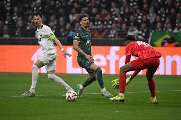 17 04 2025, xjhx, Football UEFA Europa League, Eintracht Frankfurt Tottenham Hotspur v l Robin Koch Eintracht Frankfurt Kaua Santos Eintracht Frankfurt Dominic Solanke of Tottenham Hotspur Zweikampf, Aktion, action, battle for the ball DFL DFB REGULATIONS PROHIBIT ANY USE OF PHOTOGRAPHS as IMAGE SEQUENCES and or QUASI VIDEO Frankfurt am Main