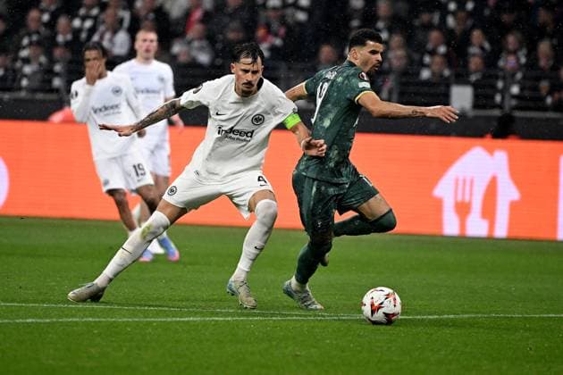 17 04 2025, xjhx, Football UEFA Europa League, Eintracht Frankfurt Tottenham Hotspur v l Robin Koch Eintracht Frankfurt Dominic Solanke of Tottenham Hotspur Zweikampf, Aktion, action, battle for the ball DFL DFB REGULATIONS PROHIBIT ANY USE OF PHOTOGRAPHS as IMAGE SEQUENCES and or QUASI VIDEO Frankfurt am Main