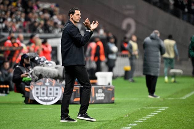 17 04 2025, xjhx, Football UEFA Europa League, Eintracht Frankfurt Tottenham Hotspur v l Coach Dino Toppmöller Toppmoeller Eintracht Frankfurt gives instructions, gesticulates, gesticulate with arms gives instructions, gesticulate DFL DFB REGULATIONS PROHIBIT ANY USE OF PHOTOGRAPHS as IMAGE SEQUENCES and or QUASI VIDEO Frankfurt am Main