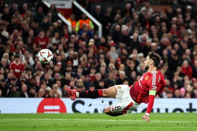 UEFA Europa League Quarter-finals Manchester United, ManU v Lyon Bruno Fernandes of Manchester United has a shot at goal during the UEFA Europa League Quarter-finals match Manchester United vs Lyon at Old Trafford, Manchester, United Kingdom, 17th April 2025 (Photo by Mark Cosgrove News Images) Manchester Old Trafford Greater Manchester United Kingdom Copyright: xMarkxCosgrove NewsxImagesx