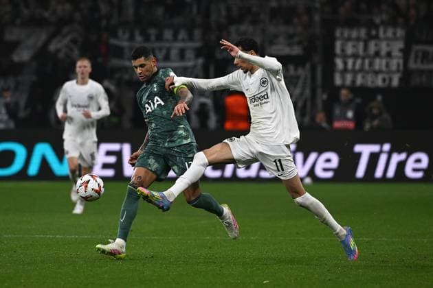 17 04 2025, xpsx, Football UEFA Europa League, Eintracht Frankfurt Tottenham Hotspur v l Cristian Romero of Tottenham Hotspur Hugo Ekitike Eintracht Frankfurt Zweikampf, Aktion, action, battle for the ball DFL DFB REGULATIONS PROHIBIT ANY USE OF PHOTOGRAPHS as IMAGE SEQUENCES and or QUASI VIDEO Frankfurt am Main