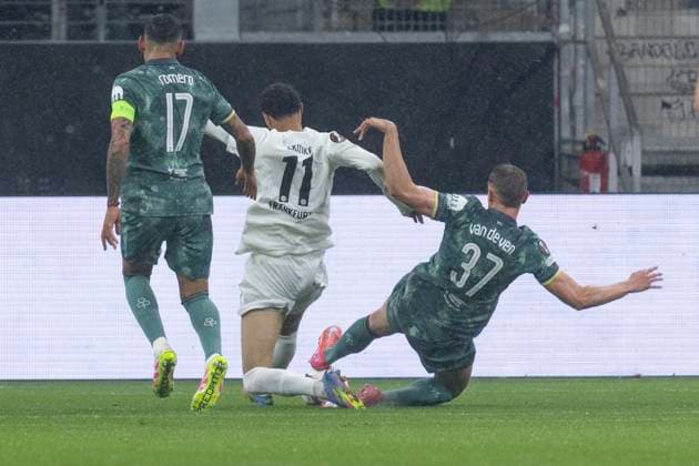 UEFA Europa League Eintracht Frankfurt Tottenham Hotspur, 17 04 2025 Hugo Ekitike Eintracht Frankfurt 11 Micky van de Ven Tottenham Hotspur 37 in a duel for the ballEintracht Frankfurt Tottenham Hotspur, Frankfurt, Deutsche Bank Park, 17 4 2025 Copyright: xBEAUTIFULxSPORTS Gawlikx