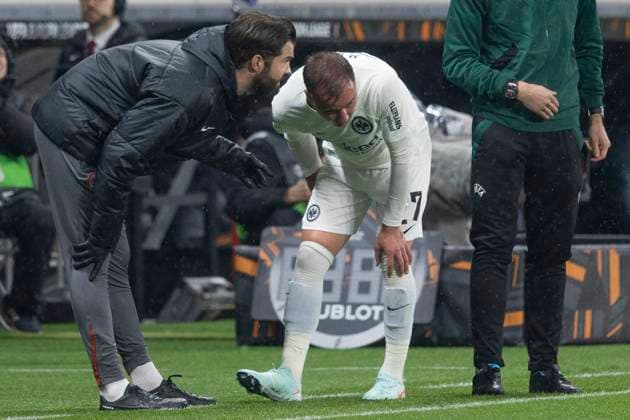 UEFA Europa League Eintracht Frankfurt Tottenham Hotspur, 17 04 2025 Mario Götze Eintracht Frankfurt 27 holds his right leg, has pain, injured, Eintracht Frankfurt Tottenham Hotspur, Frankfurt, Deutsche Bank Park, 17 4 2025 Copyright: xBEAUTIFULxSPORTS Gawlikx