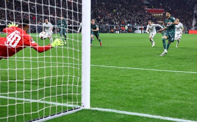 Dominic Solanke of Tottenham Hotspur scores the opening goal from penalty Eintracht Frankfurt v Tottenham Hotspur, UEFA Europa League, Quarter Final, Second Leg, Football, Deutsche Bank Park, Frankfurt, Germany - 17 Apr 2025 EDITORIAL USE ONLY No use with unauthorised audio, video, data, fixture lists, club league logos or live services. Online in-match use limited to 120 images, no video emulation. No use in betting, games or single club league player publications. Copyright: xMichaelxZemanek Shutterstockx 15253955p
