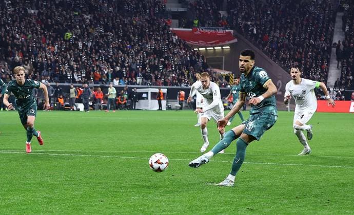 Dominic Solanke of Tottenham Hotspur scores the opening goal from penalty Eintracht Frankfurt v Tottenham Hotspur, UEFA Europa League, Quarter Final, Second Leg, Football, Deutsche Bank Park, Frankfurt, Germany - 17 Apr 2025 EDITORIAL USE ONLY No use with unauthorised audio, video, data, fixture lists, club league logos or live services. Online in-match use limited to 120 images, no video emulation. No use in betting, games or single club league player publications. Copyright: xMichaelxZemanek Shutterstockx 15253955q