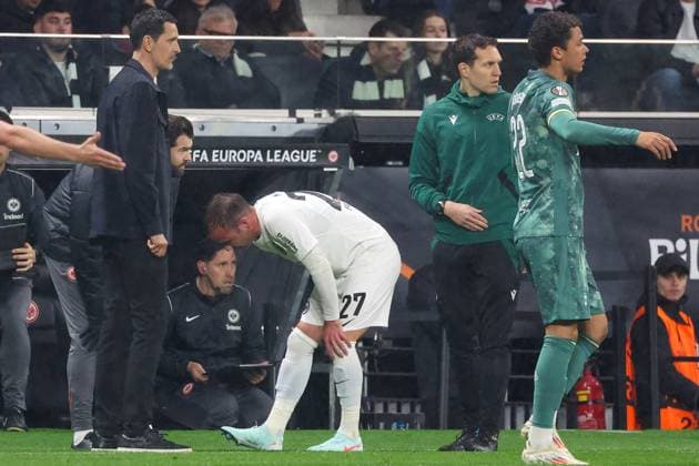 Mario Goetze 27 Eintracht Frankfurt must leave the pitch injured, Eintracht Frankfurt vs Tottenham Hotspur, Football, Europa League, UEFA, Season 2024 2025, Quarter-final, Second leg, 17 04 2025 DFB regulations prohibit any use of photographs as image sequences and or quasi video Frankfurt Hessen Germany Copyright: xkolbert-press MartinxAgüerax