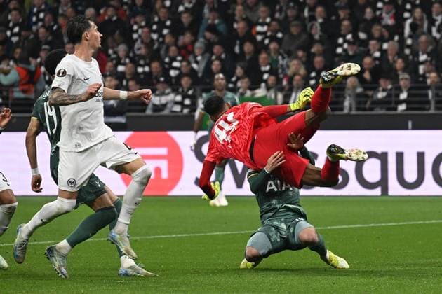 17 04 2025, xjhx, Football UEFA Europa League, Eintracht Frankfurt Tottenham Hotspur v l Kaua Santos Eintracht Frankfurt James Maddison of Tottenham Hotspur Zweikampf, Aktion, action, battle for the ball Foul DFL DFB REGULATIONS PROHIBIT ANY USE OF PHOTOGRAPHS as IMAGE SEQUENCES and or QUASI VIDEO Frankfurt am Main