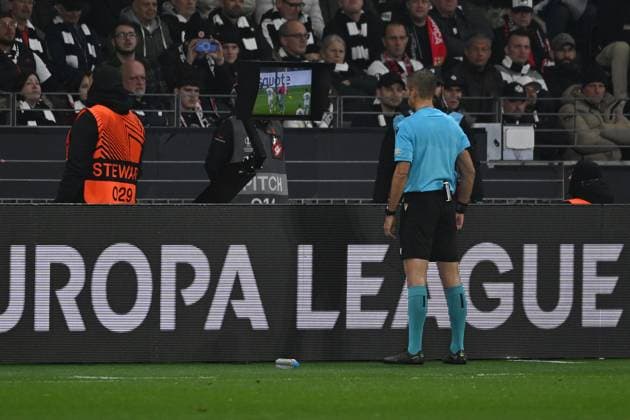 17 04 2025, xpsx, Football UEFA Europa League, Eintracht Frankfurt Tottenham Hotspur v l Referee Referee Davide Massa Italy VAR Video Assistant Referee Referee Aleandro di Paolo Italy DFL DFB REGULATIONS PROHIBIT ANY USE OF PHOTOGRAPHS as IMAGE SEQUENCES and or QUASI VIDEO Frankfurt am Main