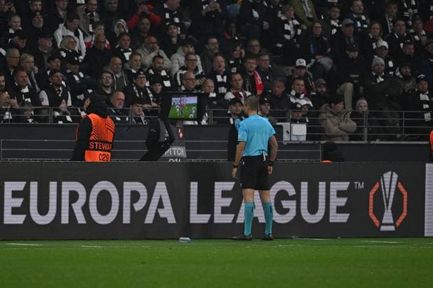 17 04 2025, xpsx, Football UEFA Europa League, Eintracht Frankfurt Tottenham Hotspur v l Referee Referee Davide Massa Italy VAR Video Assistant Referee Referee Aleandro di Paolo Italy DFL DFB REGULATIONS PROHIBIT ANY USE OF PHOTOGRAPHS as IMAGE SEQUENCES and or QUASI VIDEO Frankfurt am Main